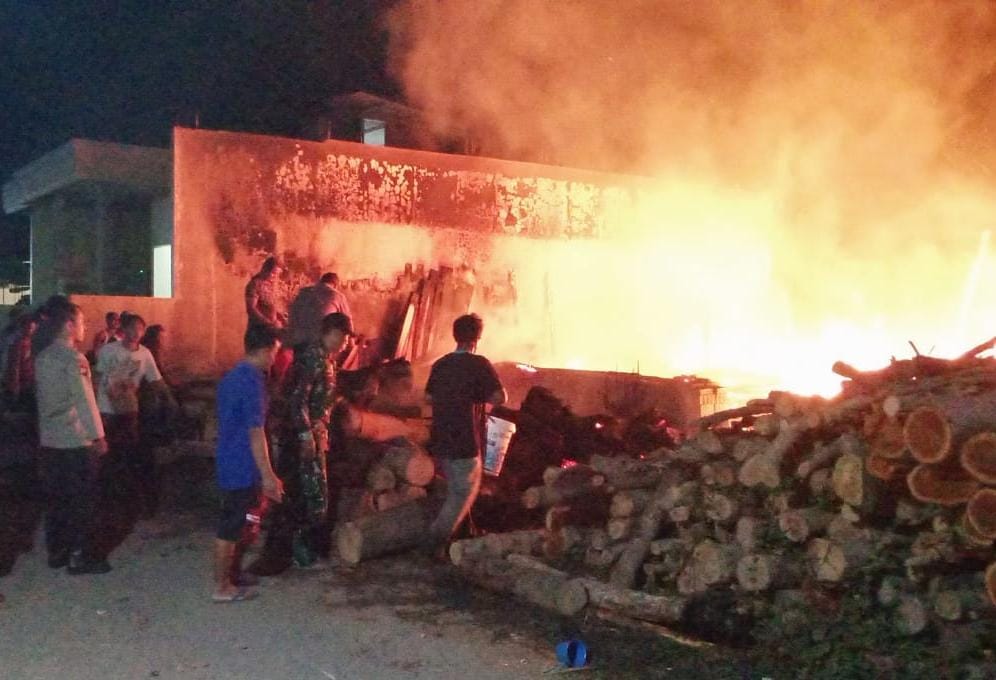 Kronologi Kebakaran Gudang Kayu Mebel di Kubangpari Brebes, Korban Alami Kerugian Rp200 Juta