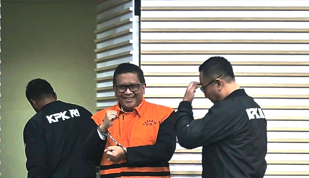 Ditahan KPK, Hasto Kristiyanto Tersenyum dengan Rompi Oranye dan Tangan Terborgol  