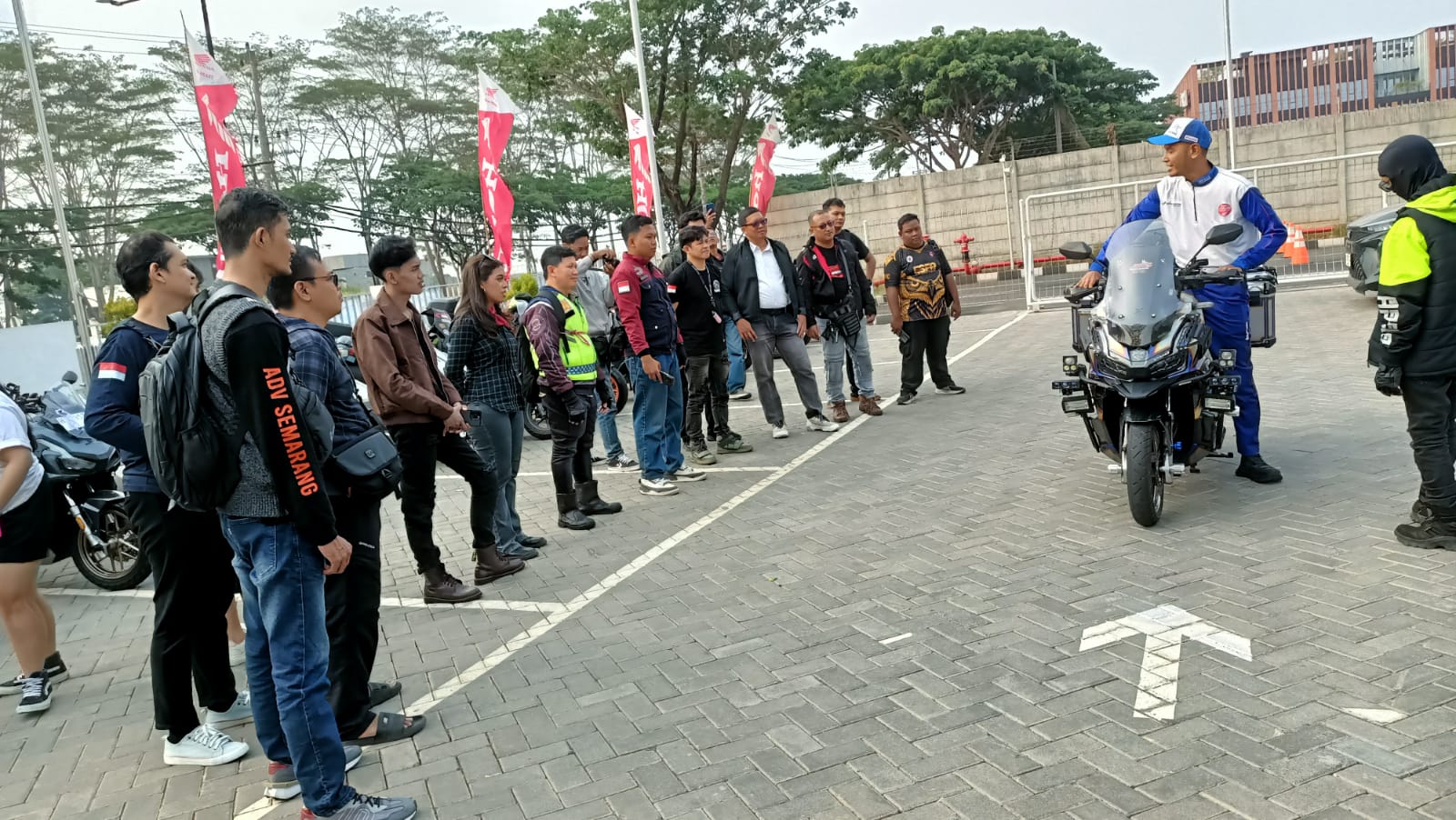 Cara Naik Turun Sepeda Motor yang Benar Agar Tidak Celaka