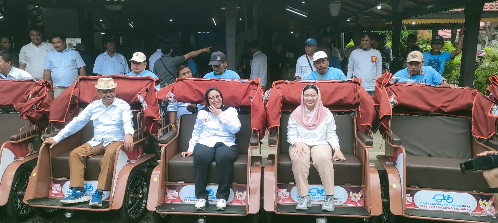 100 Warga Brebes Dapat Bantuan Becak Listrik dari Presiden Prabowo 
