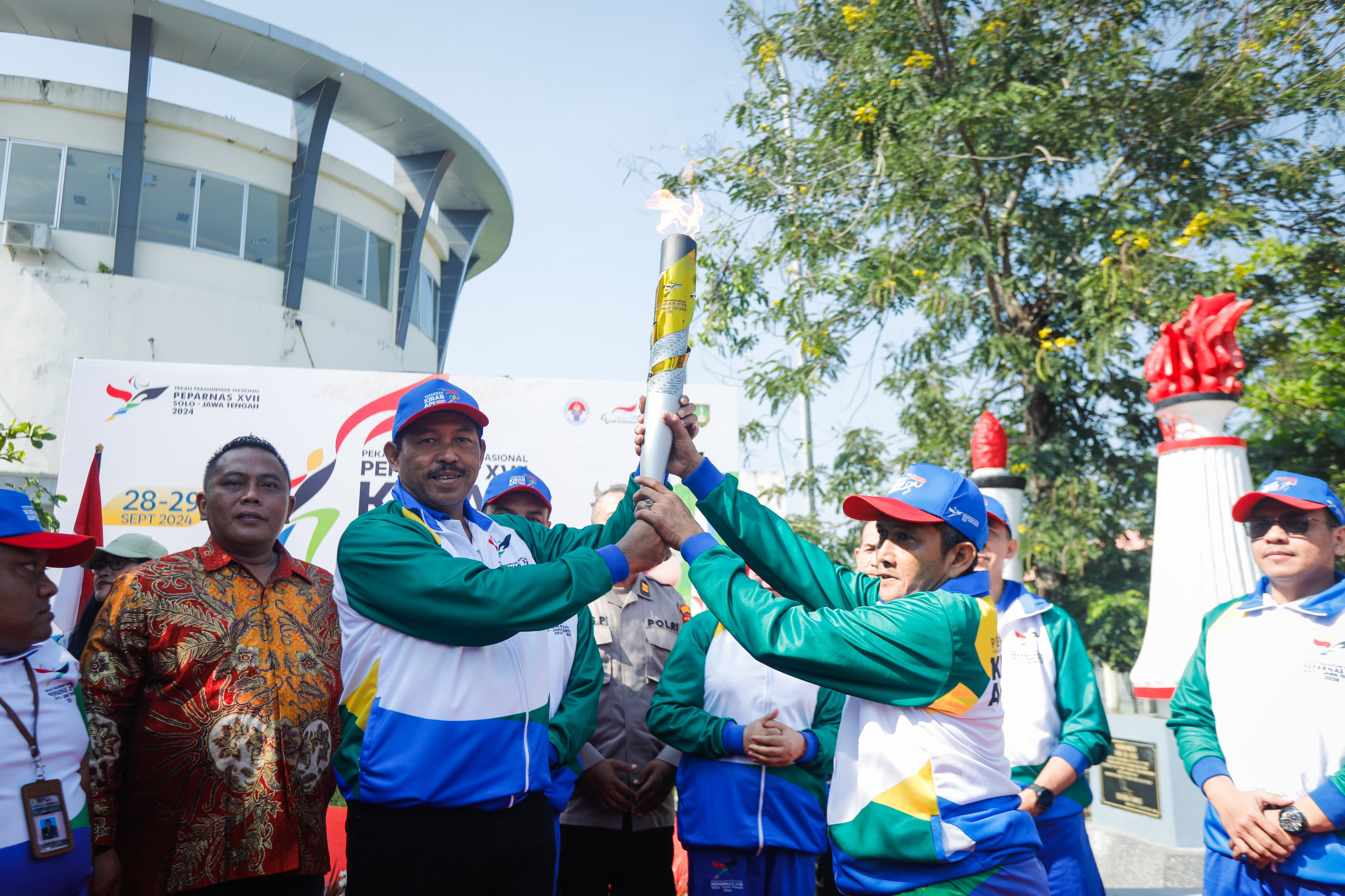 Lepas Kirab Obor Peparnas di Api Abadi Mrapen, Pj Gubernur Jateng: Ini Simbol Pantang Menyerah  