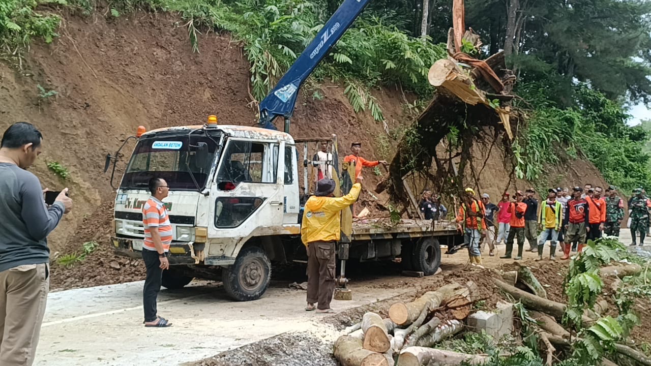 Diguyur Hujan, 5 Titik di Jalan Tambakserang-Bantarkawung Brebes Longsor