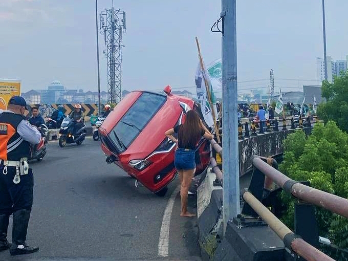 Heboh Mobil Merah Nyangkut di Fly Over Ciputat, Gara-gara Pengemudi Tak Bisa Tahan Kantuk 