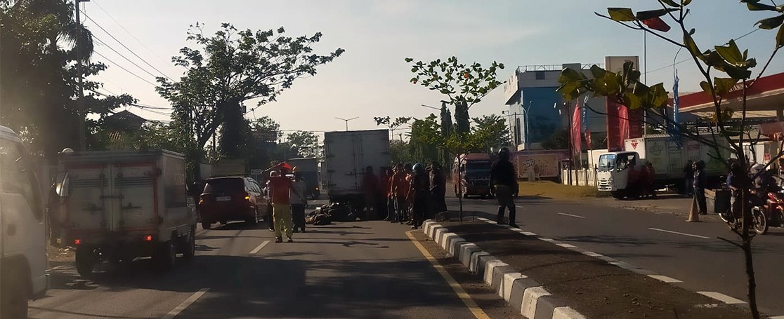 Kecelakaan Maut di Jalur Pantura Cirebon, Korban Menabrak Belakang Truk Boks 