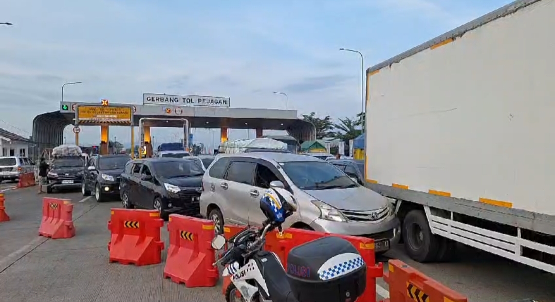 Exit Tol Pejagan Brebes Mulai Dipadati Pemudik Pada H-4 Lebaran, Pengelola Tol Buka 5 Gerbang