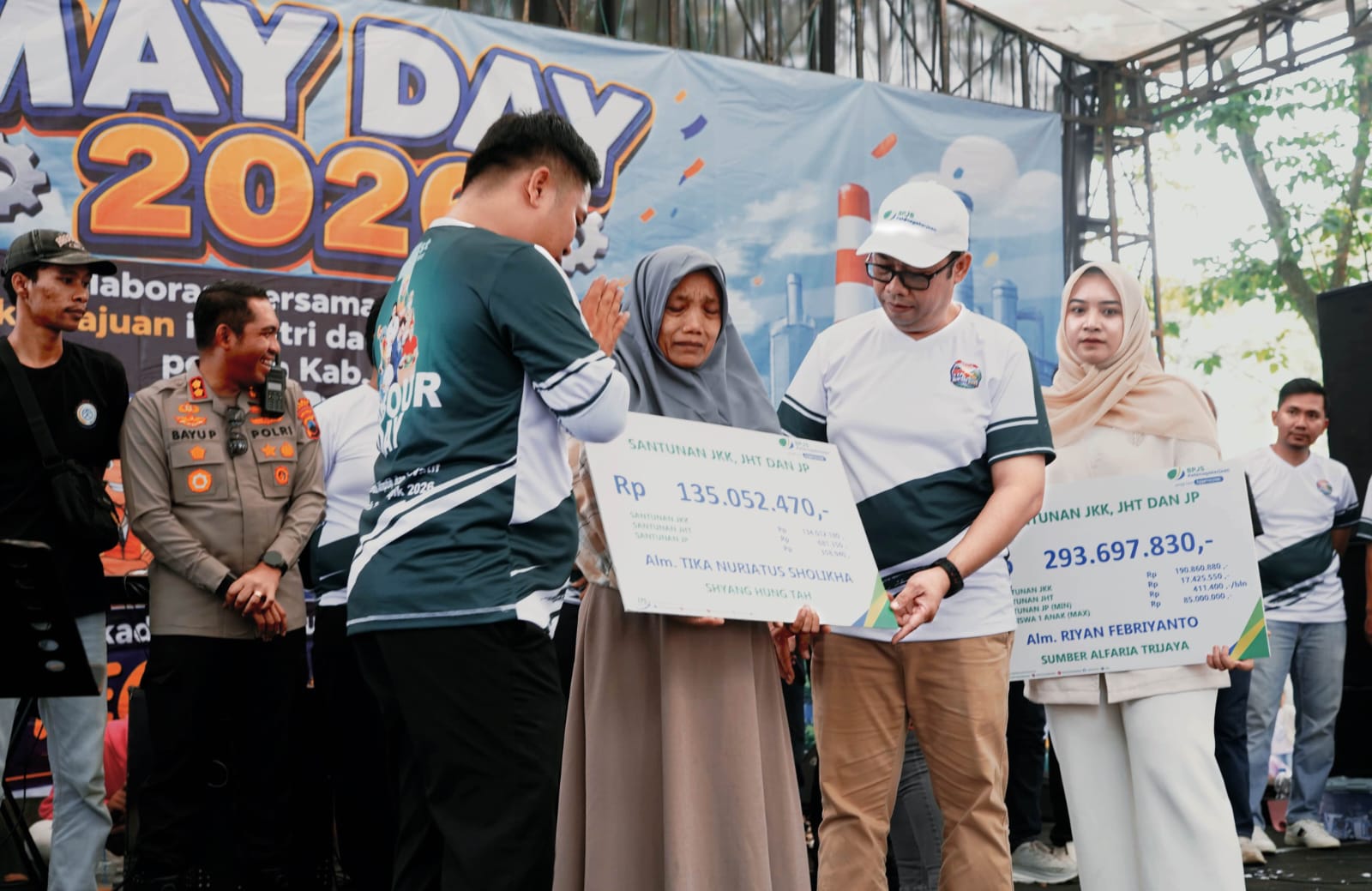 Hadiri Peringatan May Day, Bupati Tegal Serahkan Santunan bagi Keluarga Pekerja
