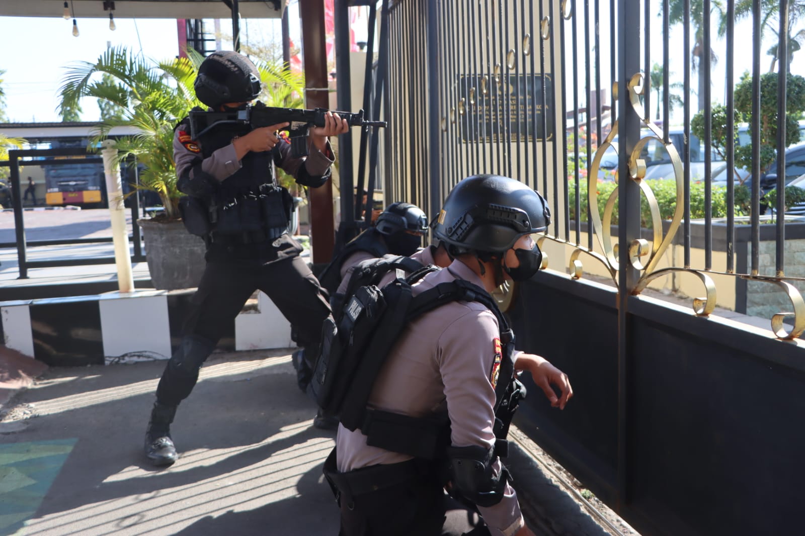 Simulasi Pengamanan Mako, Polres Tegal Kota 'Digeruduk' Ratusan Massa