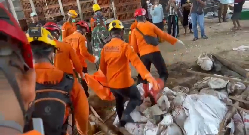 Tragis! 3 Hari Tertimbun Reruntuhan Kandang Ayam di Brebes, Pekerja Tewas 
