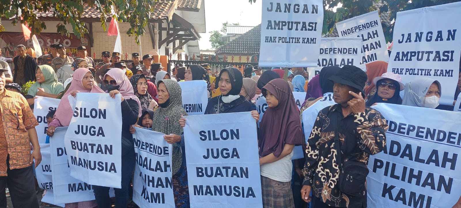 Gelar Unjuk Rasa, Ratusan Pendukung Bakal Paslon Bupati Tegal Geruduk Kantor Bawaslu  