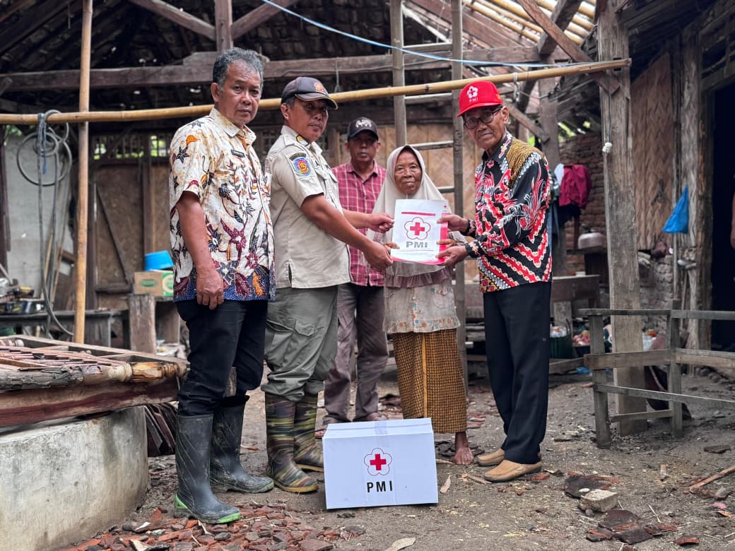 Rumah Warga Kreman Tegal Ambruk Diterjang Hujan dan Angin Kencang