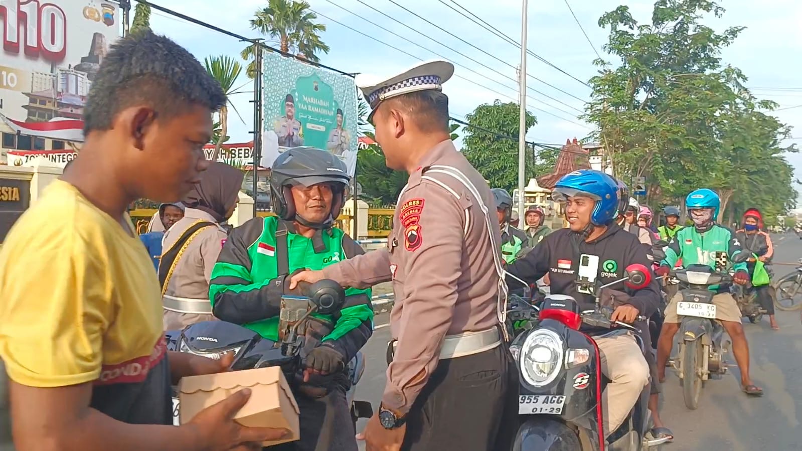 Bikin Ngakak! Polisi Brebes Bagi-bagi Takjil di Jalan, Pengendara Rame-Rame Putar Arah