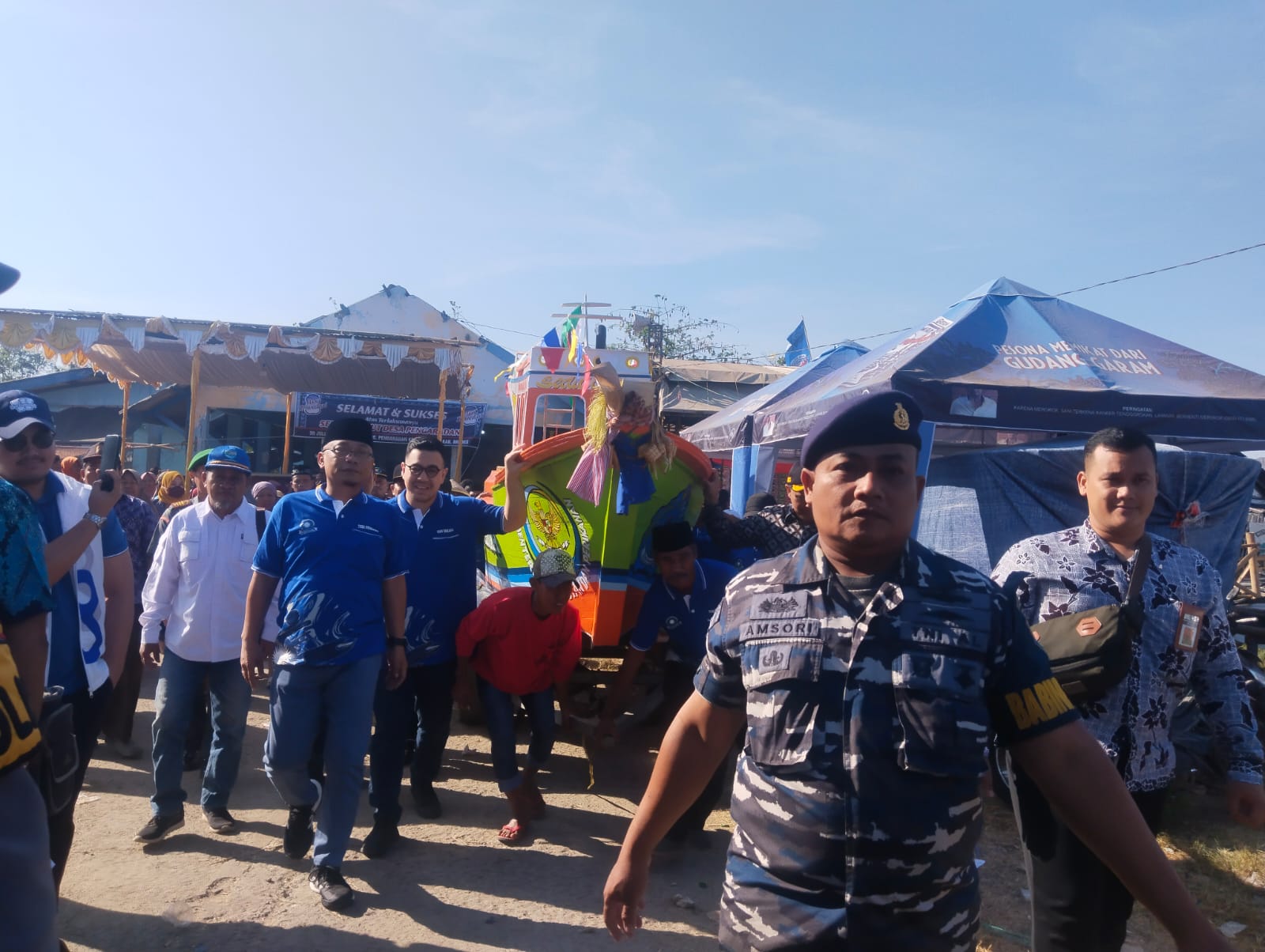 Nelayan Brebes Larung Sesaji ke Tengah Laut, Tumpengnya Dilengkapi Bunga 7 Rupa 