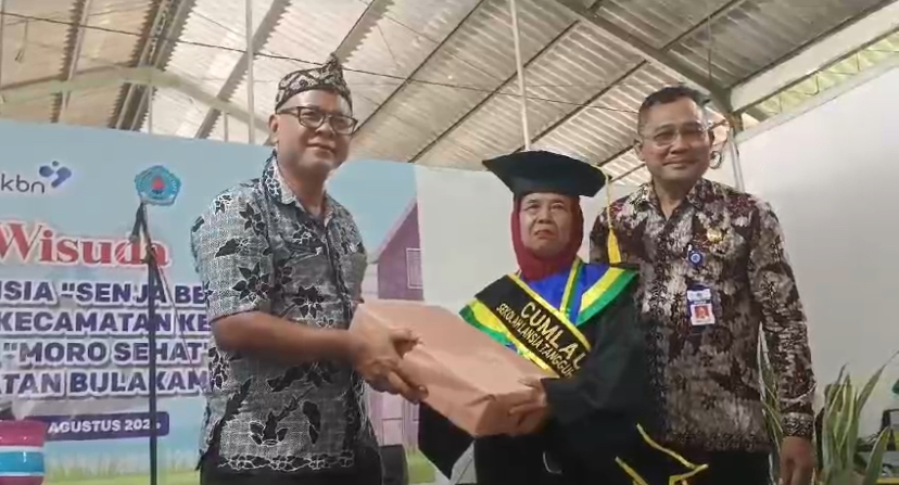 Diwisuda, Ratusan Lansia di Brebes Dapat Gelar S1 dan S2 Versi Sekolah Ini