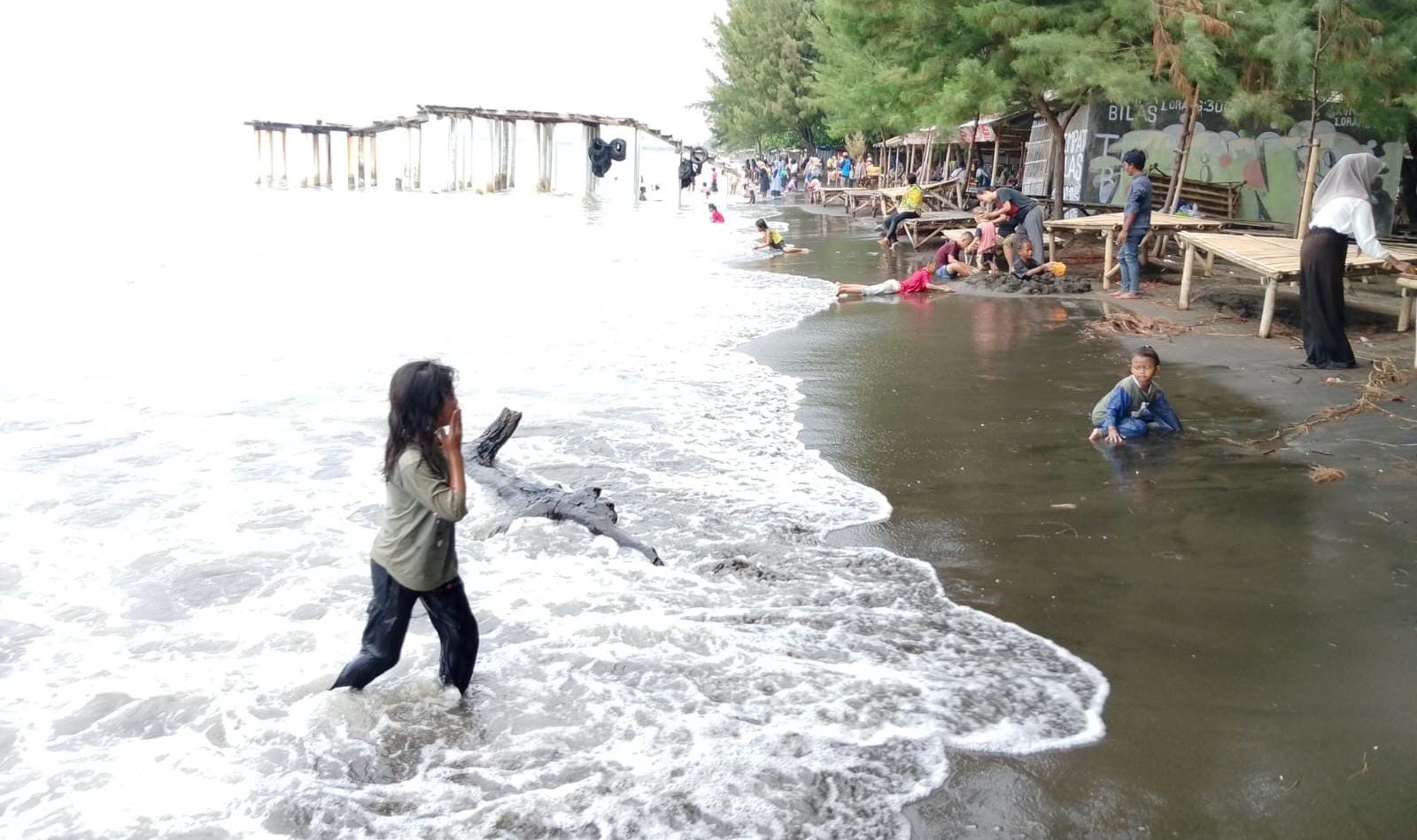 Wisata Pantai Brebes Jadi Primadona di Akhir Libur Sekolah
