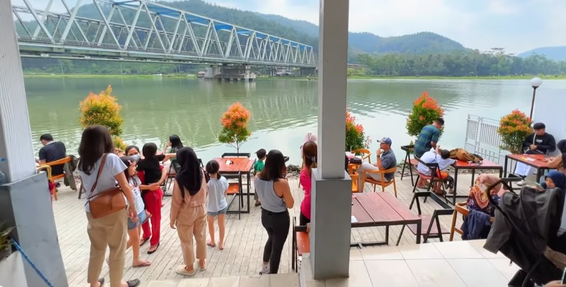 5 Tempat Nongkrong View Kereta Api di Purwokerto, Paling Beda!