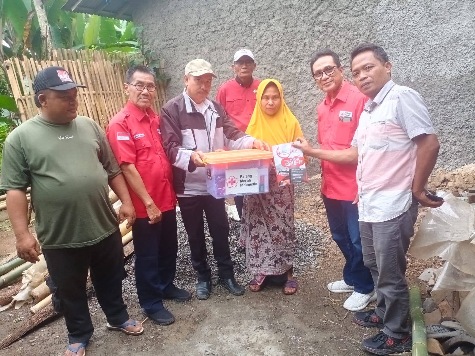 Bantu Korban Kebakaran di Bojong Kabupaten Tegal, PMI Salurkan Family Kit dan Uang Tunai 