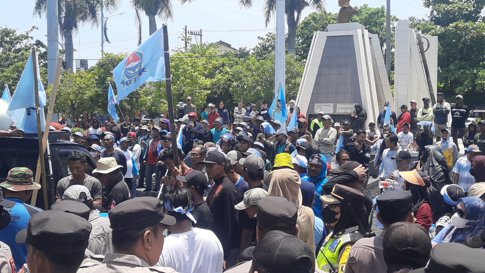 Nelayan di Tegal Geruduk Gedung DPRD Sampaikan Sepuluh Tuntutan Ini