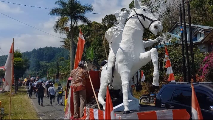 Karnaval HUT RI di Lereng Gunung Slamet, 4 Replika Patung Pahlawan Diarak Keliling Desa