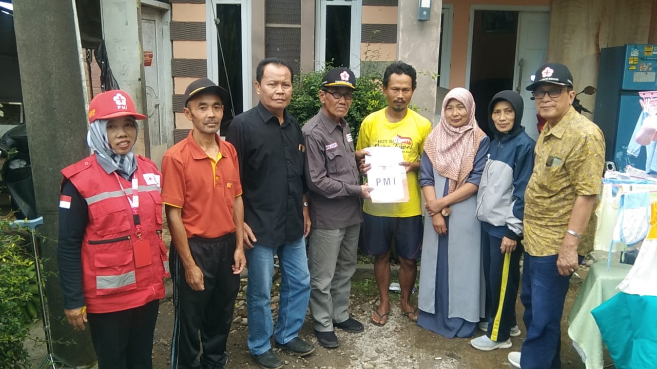 Korban Tanah Longsor di Desa Tuwel Tegal Dapat Bantuan PMI