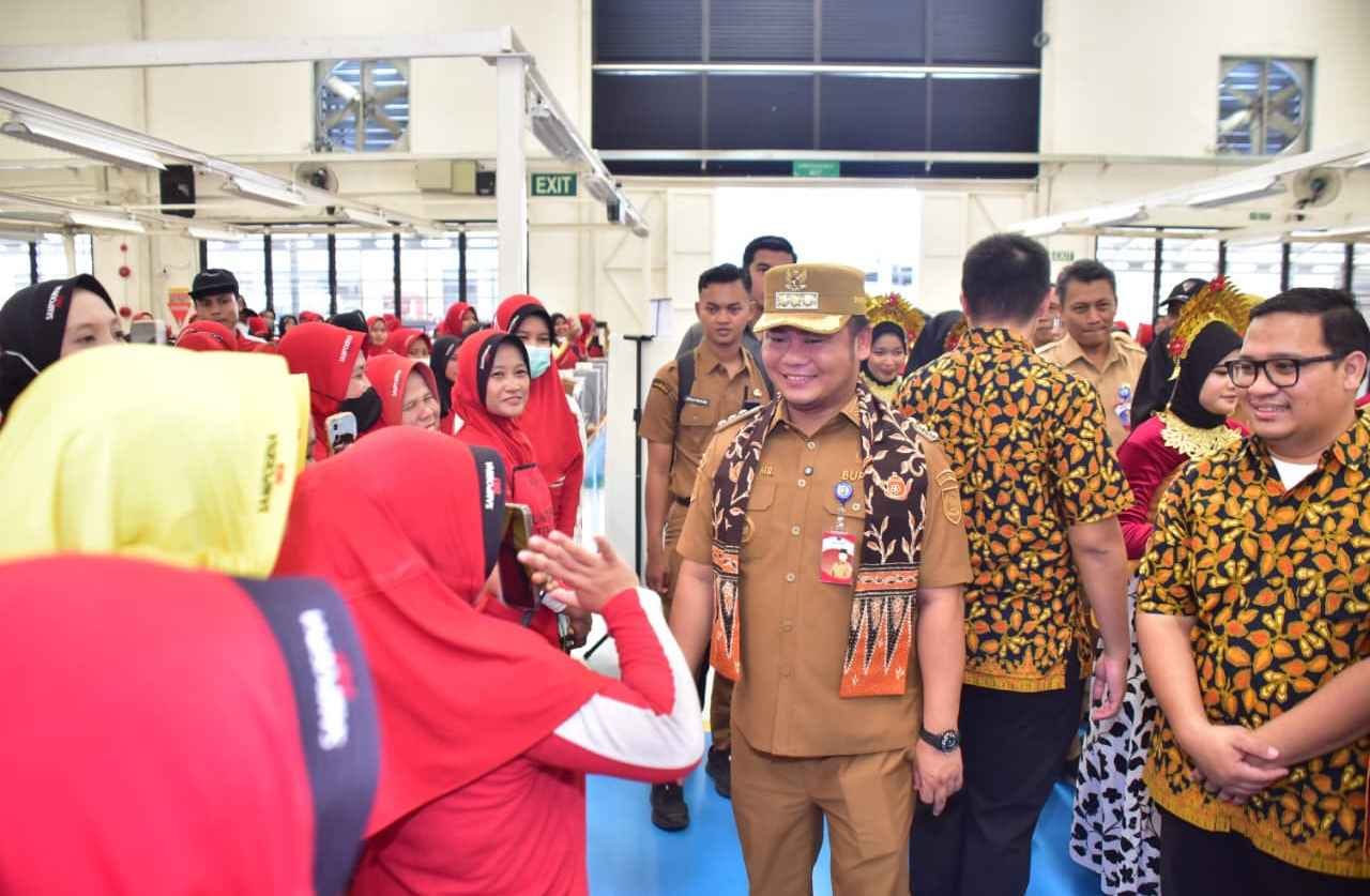 Pastikan Hak Pekerja Terpenuhi, Bupati Tegal Monitoring Pembayaran THR 