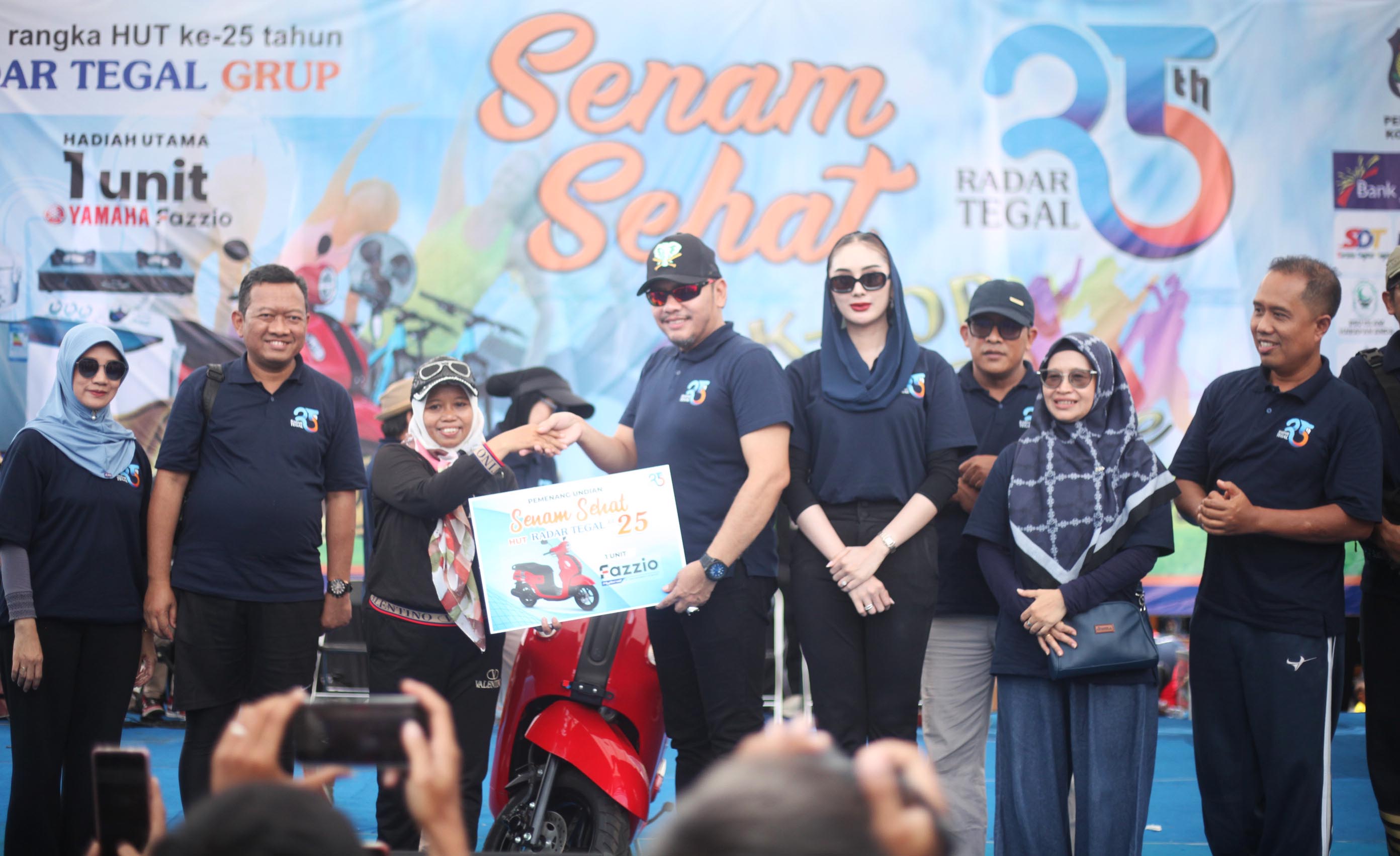  Semarak Senam Sehat HUT ke-25 Radar Tegal Bertabur Hadiah, Guru Senam Dapat Motor 