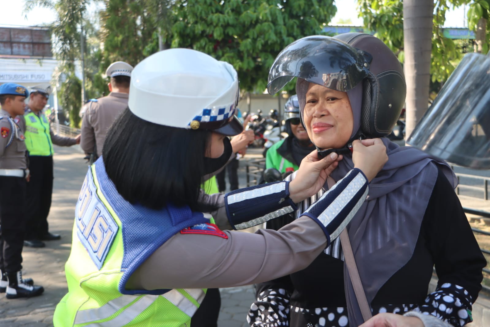 Ketemu Petugas dalam Operasi Patuh Candi 2024 di Tegal, Pengendara Motor Malah dapat Hadiah dari Polisi