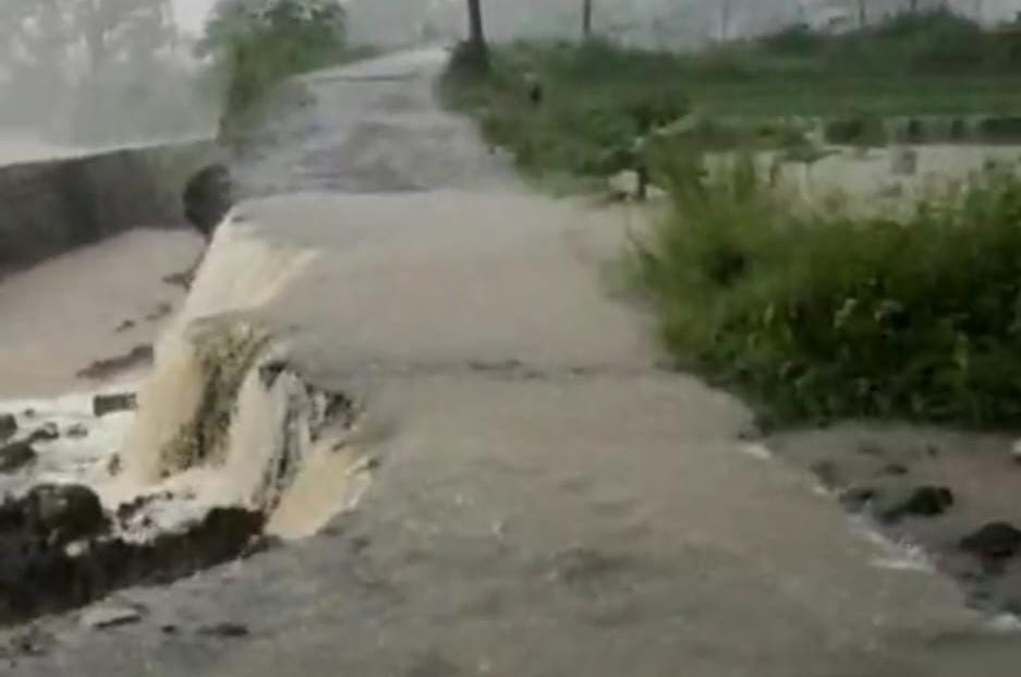 BREAKING NEWS! Tanggul Penyangga Jalan Jebol, Akses Penghubung 3 Desa di Brebes Terputus