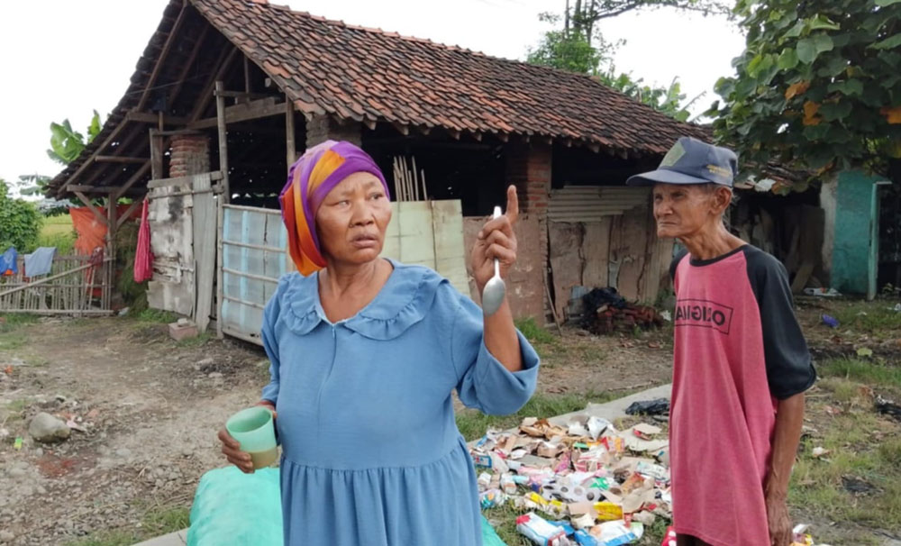 Pilu! Pasutri Lansia di Kaligelang Pemalang Tidur di Kandang Kerbau karena rumahnya Dibongkar Pemerintah Desa