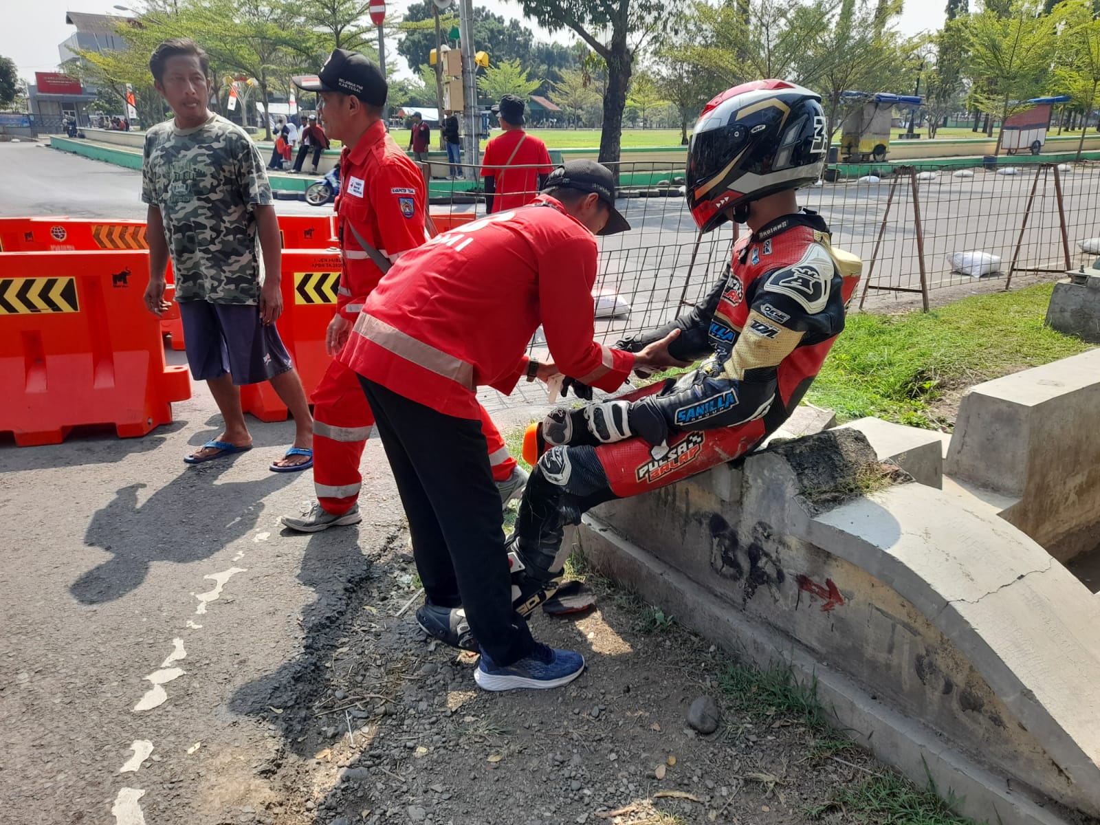 Alami Crash saat Balap Road Race di Kabupaten Tegal, Ada Pembalap yang Tabrak Pembatas Jalan
