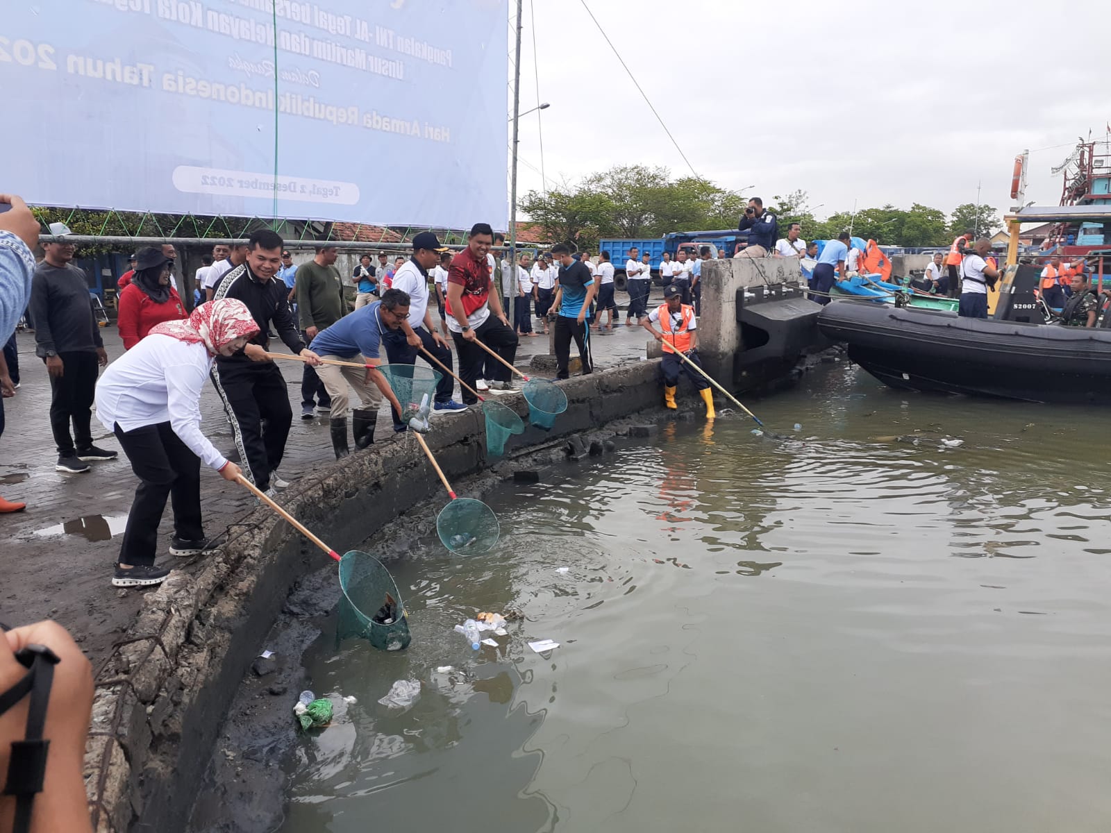 Sambut Hari Armada RI, 200 Orang Bersihkan Dermaga Pelabuhan Tegal