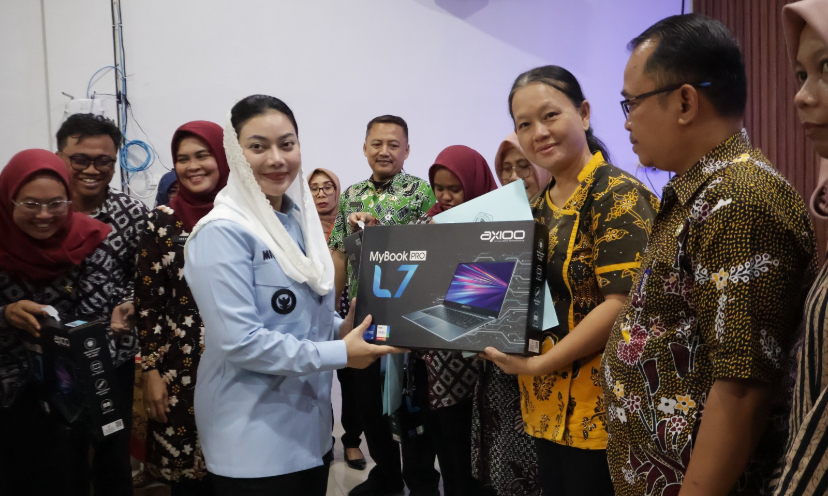 Bupati Brebes Serahkan Bantuan Transport Kader dan Laptop untuk 11 Puskesmas 