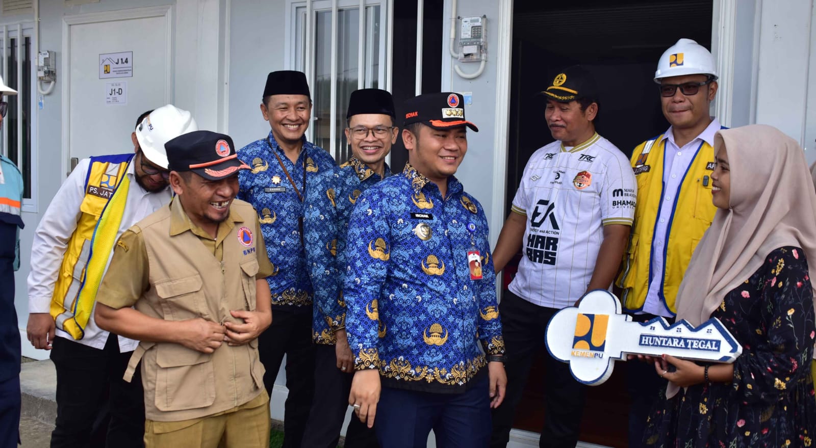 Target 150 KK Pindah Sebelum Lebaran, Bupati Tegal Terima Kunci Huntara Padasari dari PUPR