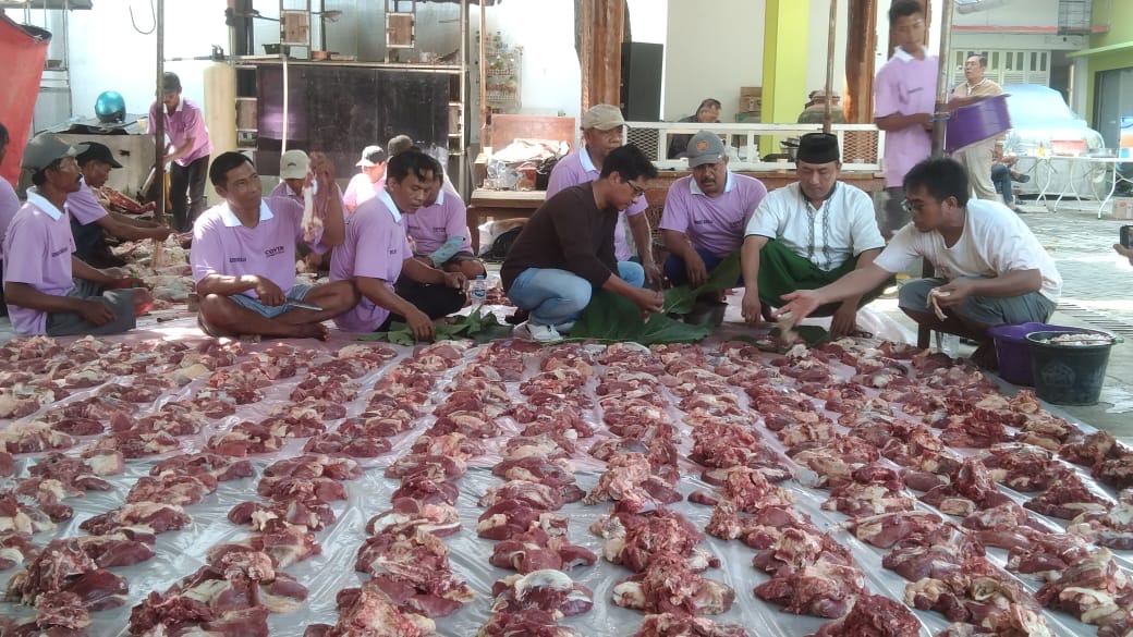 Kurangi Sampah Plastik, Daging Kurban di Brebes Dibungkus Daun Jati