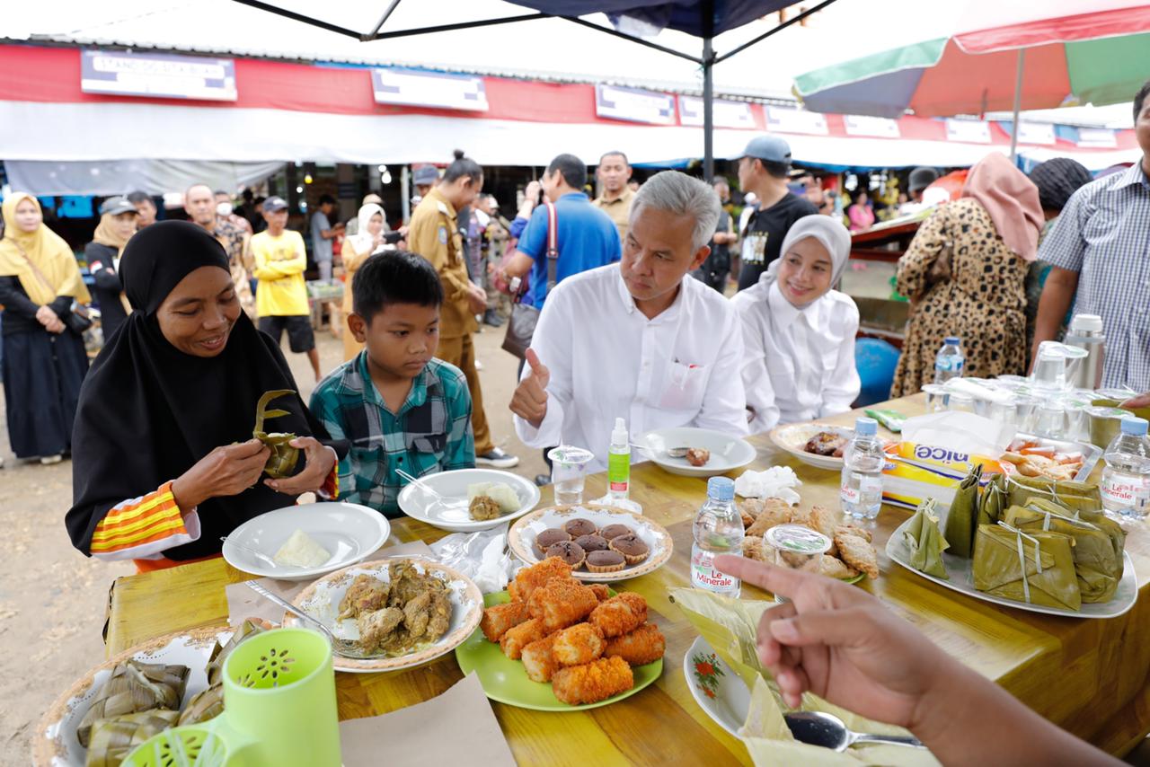 Saat Sarapan di Pasar Sentral Mamuju, Sulbar, Ganjar Malah Ketemu Gibran 