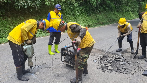 Kisah Heroik di Tengah Gencarnya Perbaikan Jalan di Jateng, Pekerja Siaga 24 Jam Tanpa Libur 