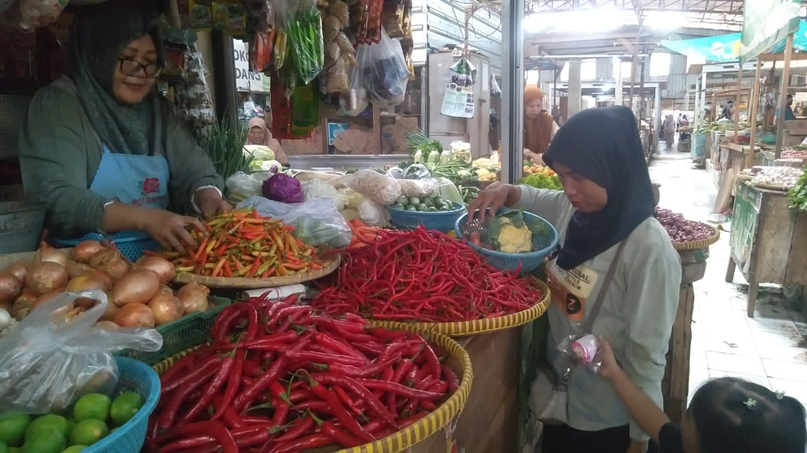 Harga Cabai Tembus Rp100 Ribu per Kilogram di Pasar Trayeman Slawi, Pedagang Menjerit!  