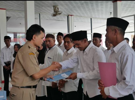 Ketua RT dan RW Se-Desa Beluk Pemalang Dilantik, Keluarga Saksikan Pengucapan Sumpah