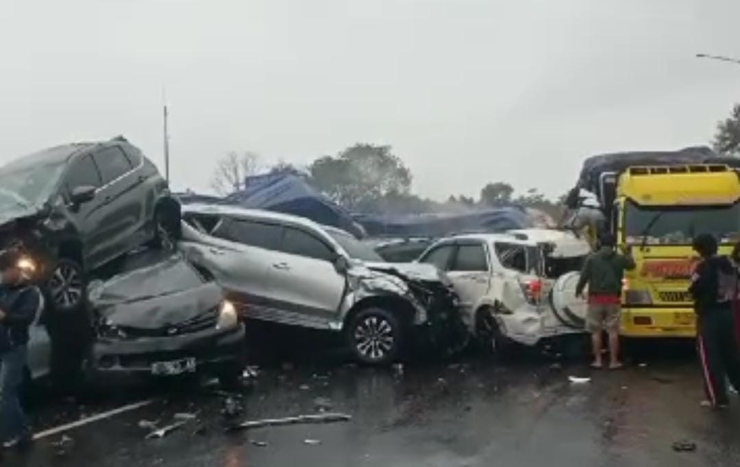 BREAKING NEWS! Kecelakaan di Tol Cipularang Libatkan 10 Kendaraan