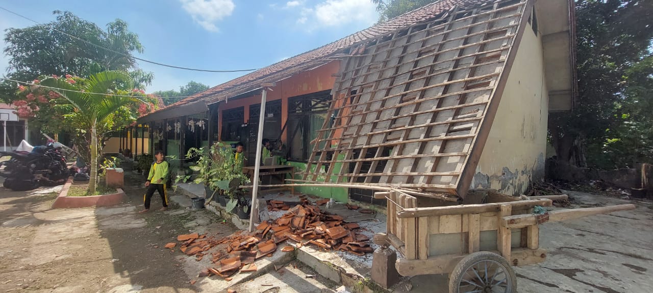 Gedung SDN Pangarasan 02 Dukuhturi Kabupaten Tegal Ambruk, Siswa dan Guru Panik Ketakutan 