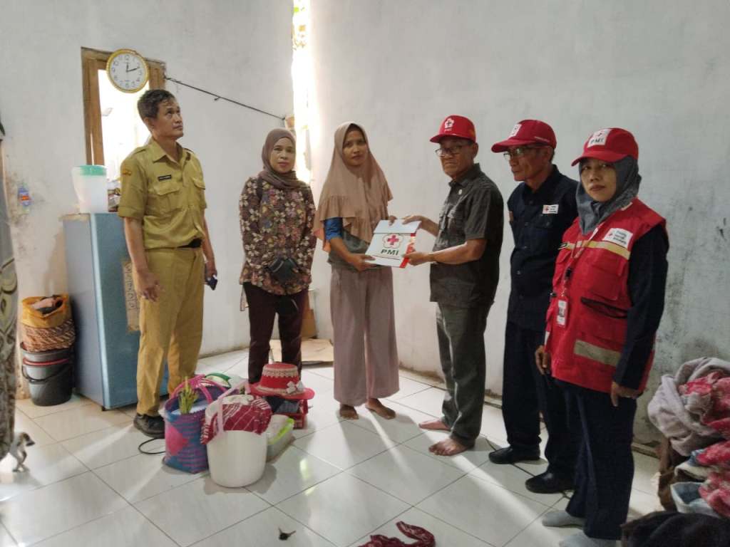 Dua Rumah Warga Tegal Ambruk, PMI Gercep Bantu Korban