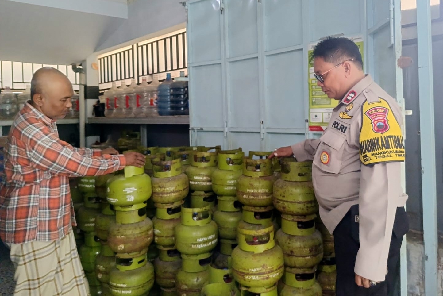 Antisipasi Kelangkaan LPG 3 Kg di Tegal, Pak Polisi Cek Stok dan Ini Hasilnya