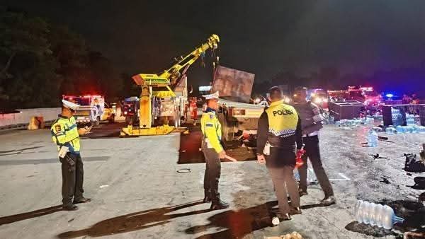 Kronologi Kecelakaan Maut di Tol Ciawi Terungkap, Truk Pengangkut Galon Hilang Kendali 