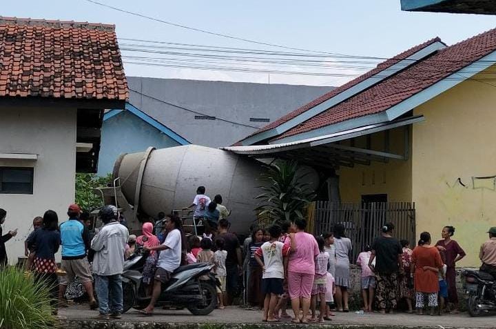Rem Blong Jadi Penyebab Truk Molen Tabrak Bangunan TK di Pertigaan Dermoleng-Ketanggungan