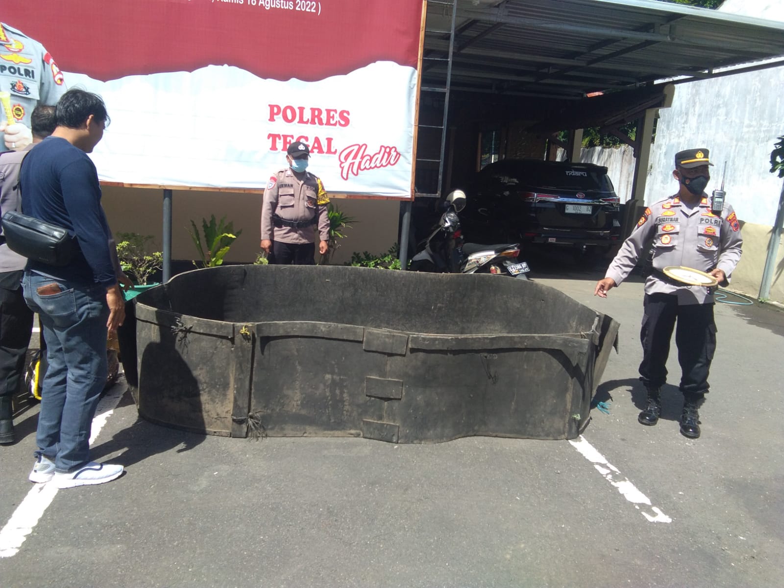 Grebek Tempat Judi Sabung Ayam di Kalisapu Tegal, Polisi Amankan 3 Ekor Jago dan Satu Jam Dinding