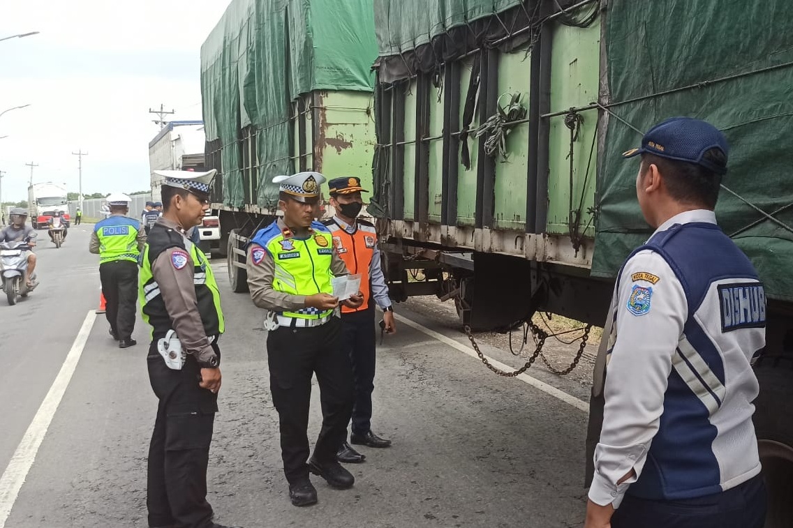 Melanggar, 8 Truk yang Melintas di Jalingkut Tegal Ditilang Petugas 