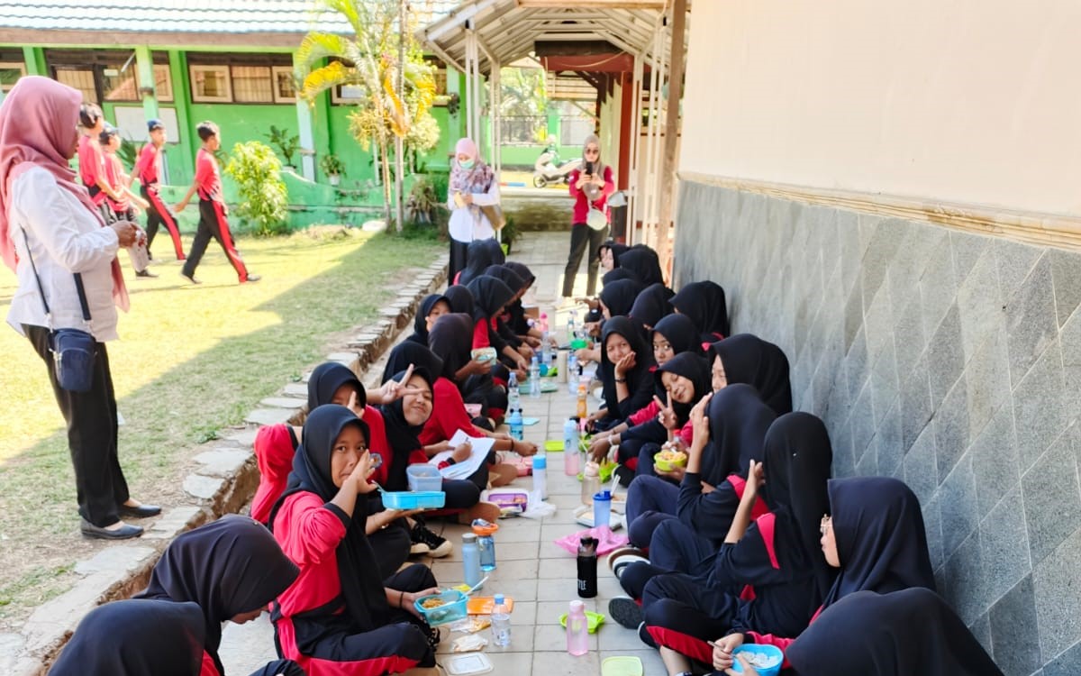 Pererat Hubungan, SMPN 1 Jatinegara Kabupaten Tegal Gelar Gerakan Sarapan Bersama