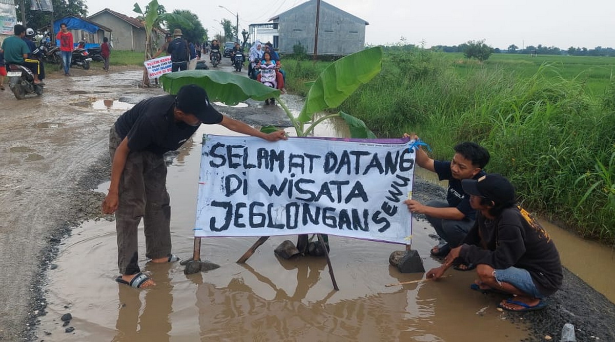 Jalan Pagerbarang-Jatibarang Tak Kunjung Diperbaiki, Warga Tagih Janji Pemkab Tegal