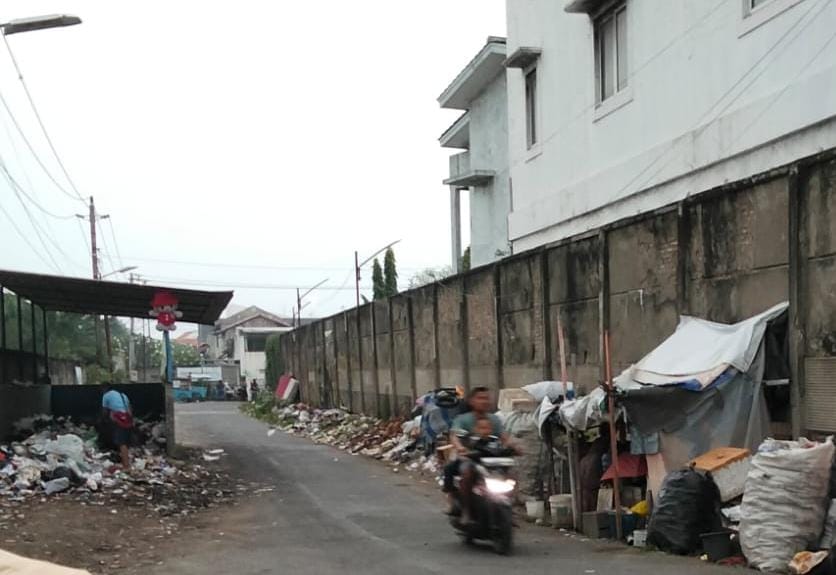 Timbulkan Kesan Kumuh, Warga Keluhkan Sampah di Dekat Makam Mbah Panggung Tegal