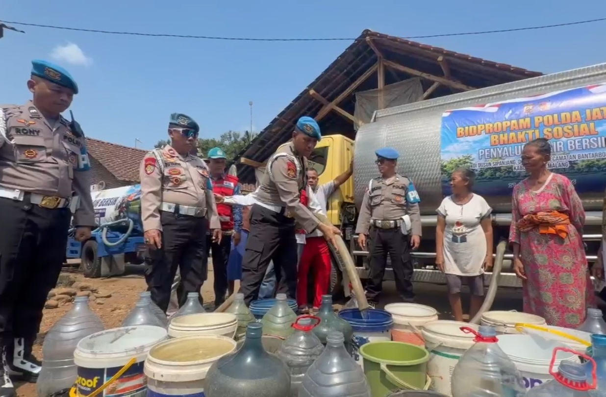 Puncak Kemarau, Bidpropam Polda Jateng Salurkan 25.000 Liter Bantuan Air Bersih ke Warga Kuta Pemalang