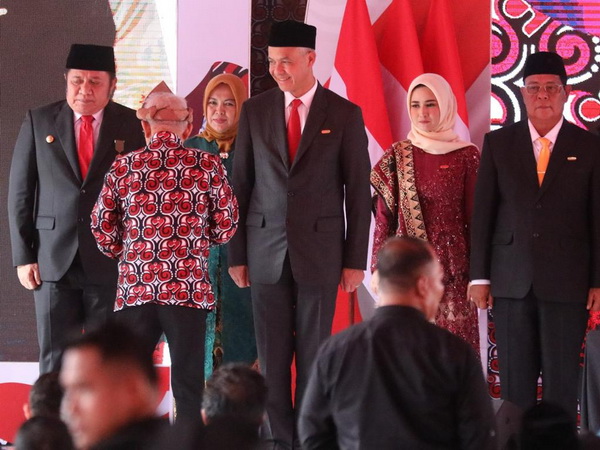 Setelah Sang Istri Siti Atikoh Terima Penghargaan, Giliran Gubernur Ganjar Dapat Hadiah dari BKKBN 